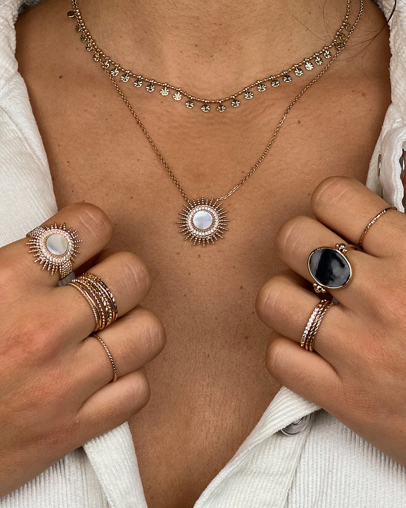 Bague plaqué or semainier sept anneaux reliés texturés résistant à l'eau Ring with seven bands texturized rings waterproof
