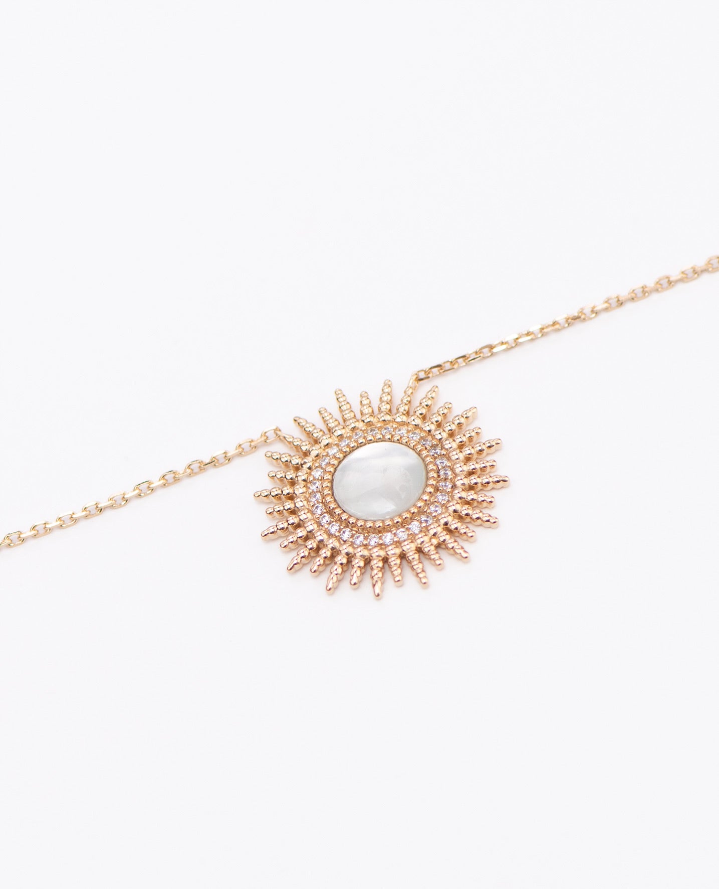 Gold plated necklace shiny sun and mother of pearl waterproof Collier Soleil plaqué or et résistant à l'eau brillant avec nacre