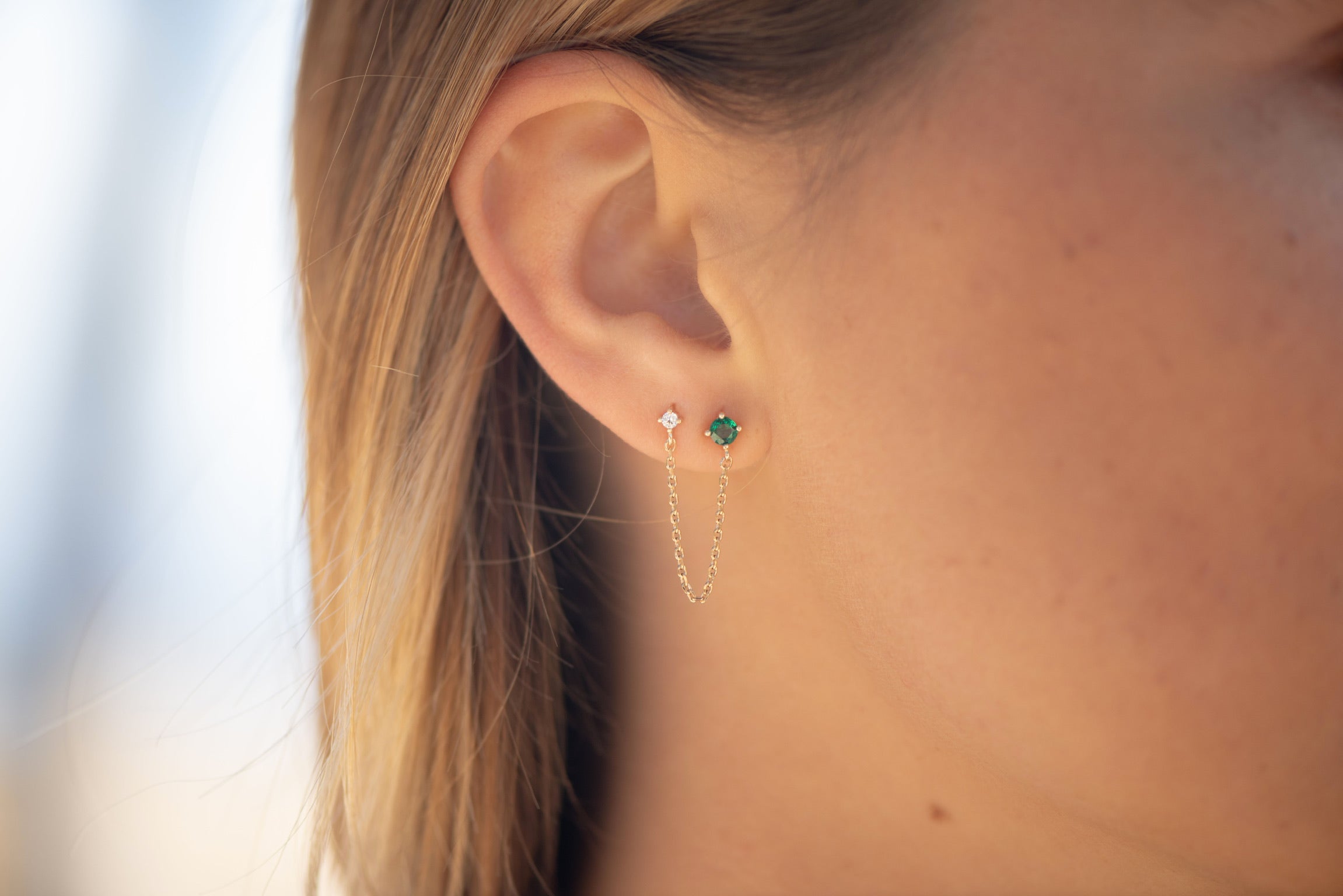 Boucle d'oreille chaine deux brillants colorés earring shiny plaqué or gold plated résistant à l'eau waterproof vert green