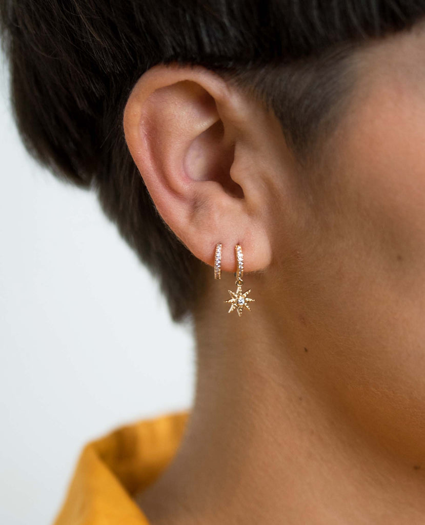 Boucle d'oreille pendante mini créole plaqué or brillante mini hoops Earring shiny en forme d'étoile star
