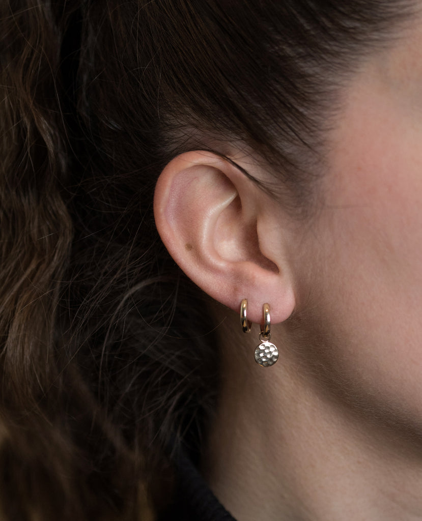Boucle d'oreille pendante mini créole plaqué or mini hoops Earring médaillon pendant breloques