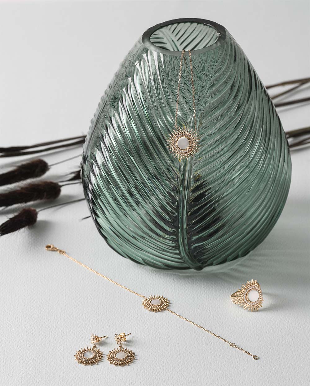 Gold plated necklace shiny sun and mother of pearl waterproof Collier Soleil plaqué or et résistant à l'eau brillant avec nacre