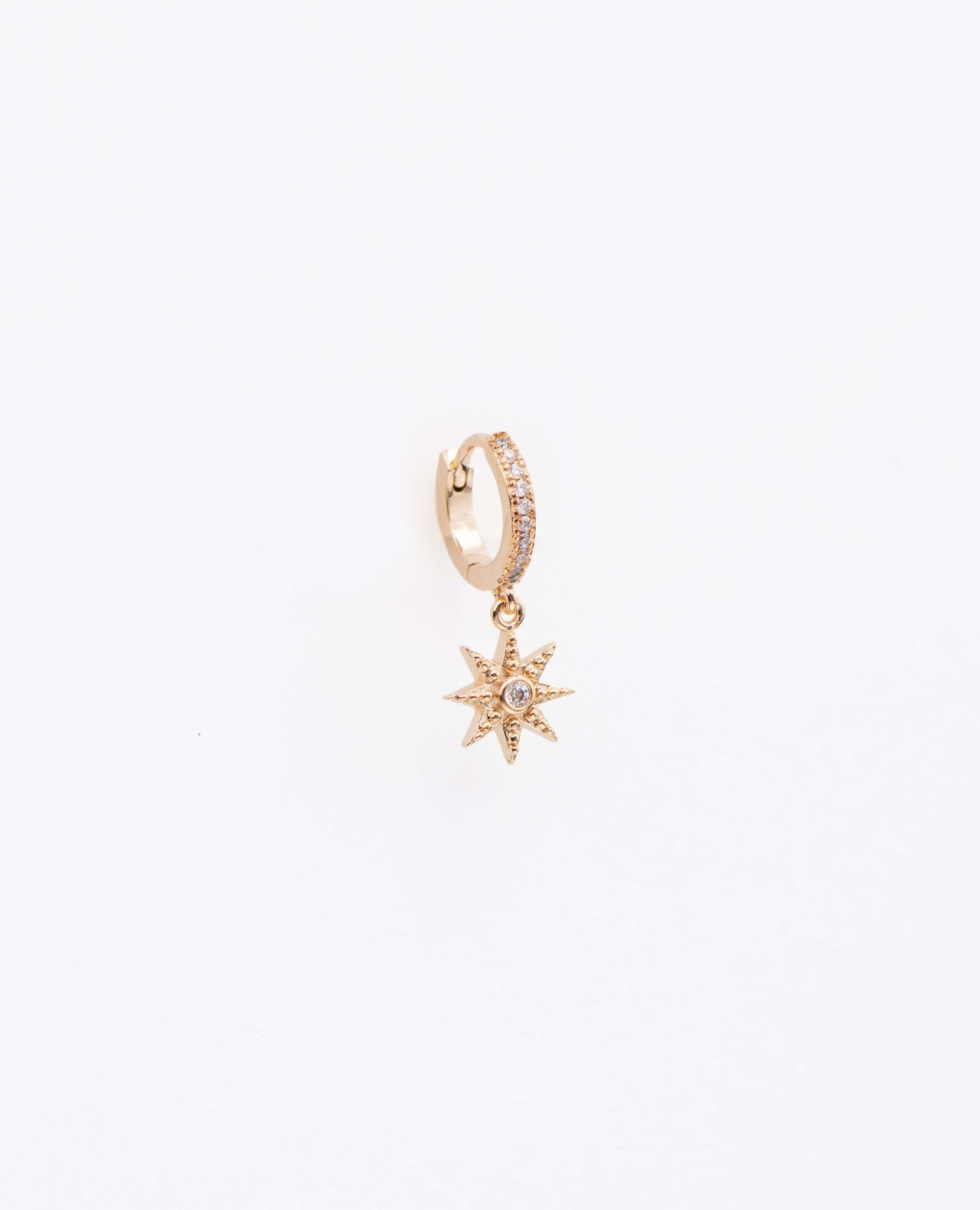 Boucle d'oreille pendante mini créole plaqué or brillante mini hoops Earring shiny en forme d'étoile star soleil 