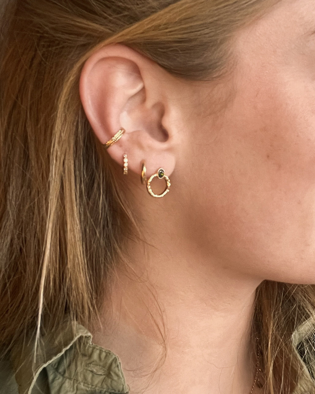 Small Gold Plated Circles with Green Zirconia boucle d'oreille puce plaqué or petit rond et brillant coloré