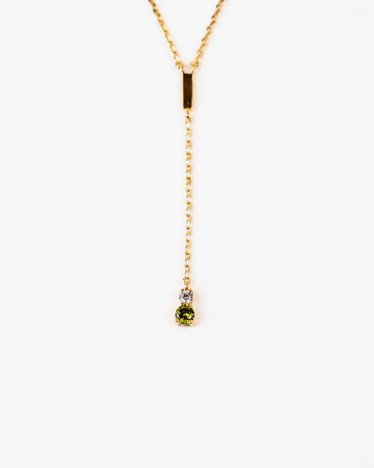 Collier plaqué or Y avec brillants verts et blanc qui tombe dans le décolleté Y necklace gold plated with green and white zirconium that falls into the neckline résistant à l'eau waterproof