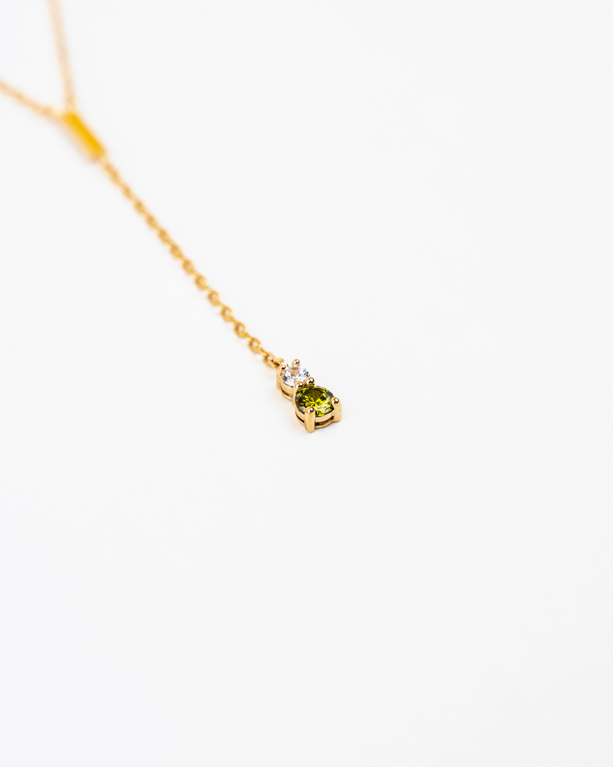 Collier plaqué or Y avec brillants verts et blanc qui tombe dans le décolleté Y necklace gold plated with green and white zirconium that falls into the neckline résistant à l'eau waterproof