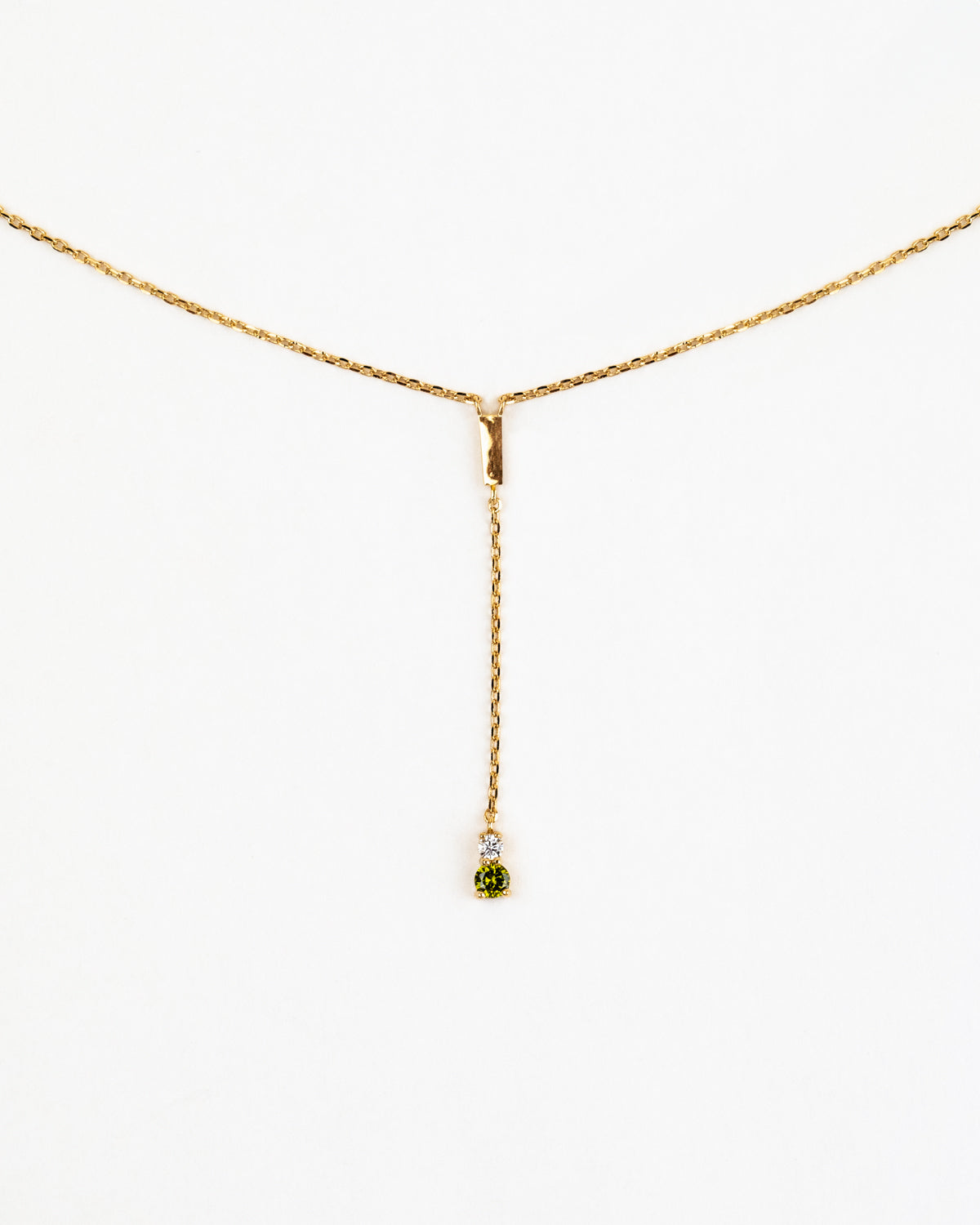 Collier plaqué or Y avec brillants verts et blanc qui tombe dans le décolleté Y necklace gold plated with green and white zirconium that falls into the neckline résistant à l'eau waterproof